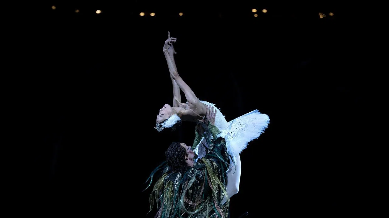 English National Ballet: Swan Lake Movie Screenshot 1